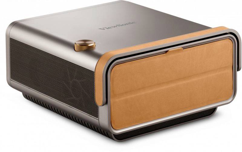 Prenosný projektor s moderným dizajnom, strieborným telom a koženým, oranžovým krytom na prednej strane.