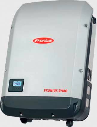 Striedač Fronius Symo, striebornej farby s červeným logom a digitálnym displejom, zobrazuje '17720'. Používaný vo fotovoltaických zariadeniach.