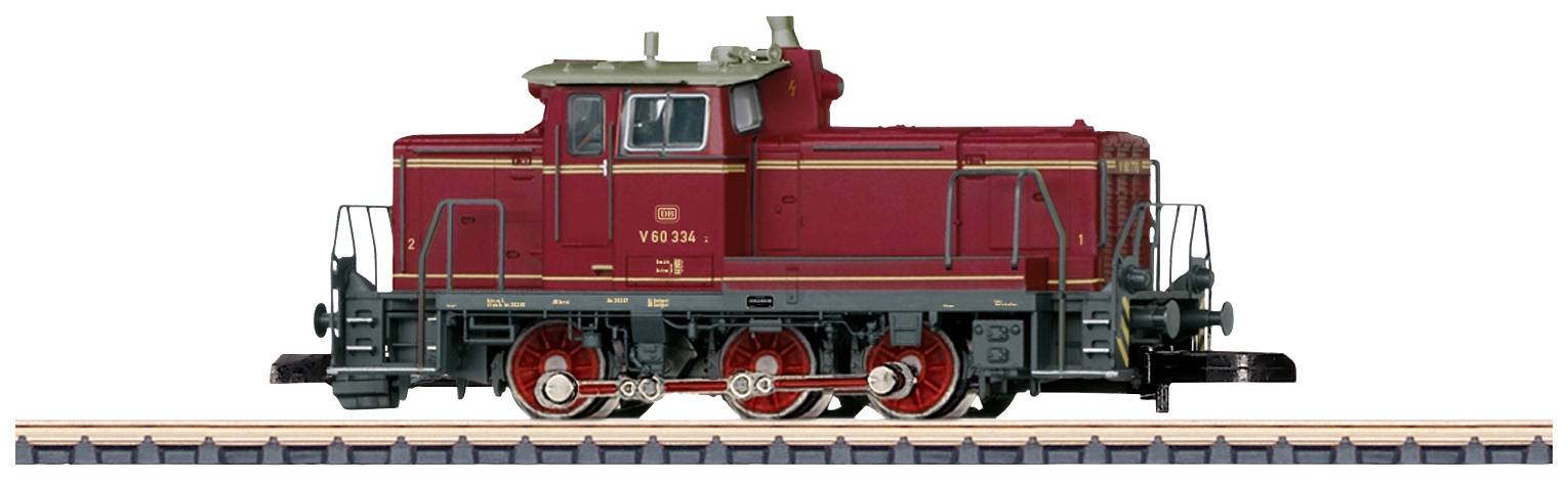 Červený model dieselovej lokomotivy série V 60 na koľaji. Detailná kópia s nápismi a pruhmi.