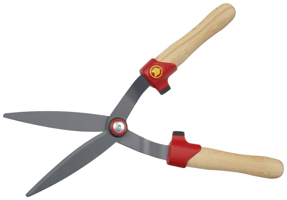 Záhradné nožnice s drevenými rúčkami a červenými detailmi, používané na strihanie živých plotov alebo kríkov.