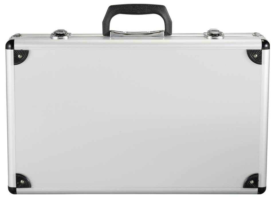 Kovový kufrik s čiernym držadlom, strieborným zámkom a zosilnenými rohmi, zatvorený a postavený vzpriamene na bielom pozadí.