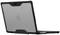 Laptop v odolnom obale s hexagonálnym vzorom, viditeľné logo Apple. Obal poskytuje ochranu a stabilitu.