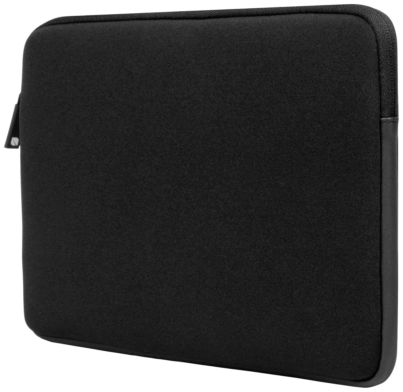 Čierne látkové puzdro na notebook; obdĺžnikového tvaru, jednoduché dizajnové riešenie bez viditeľných log alebo ozdôb.