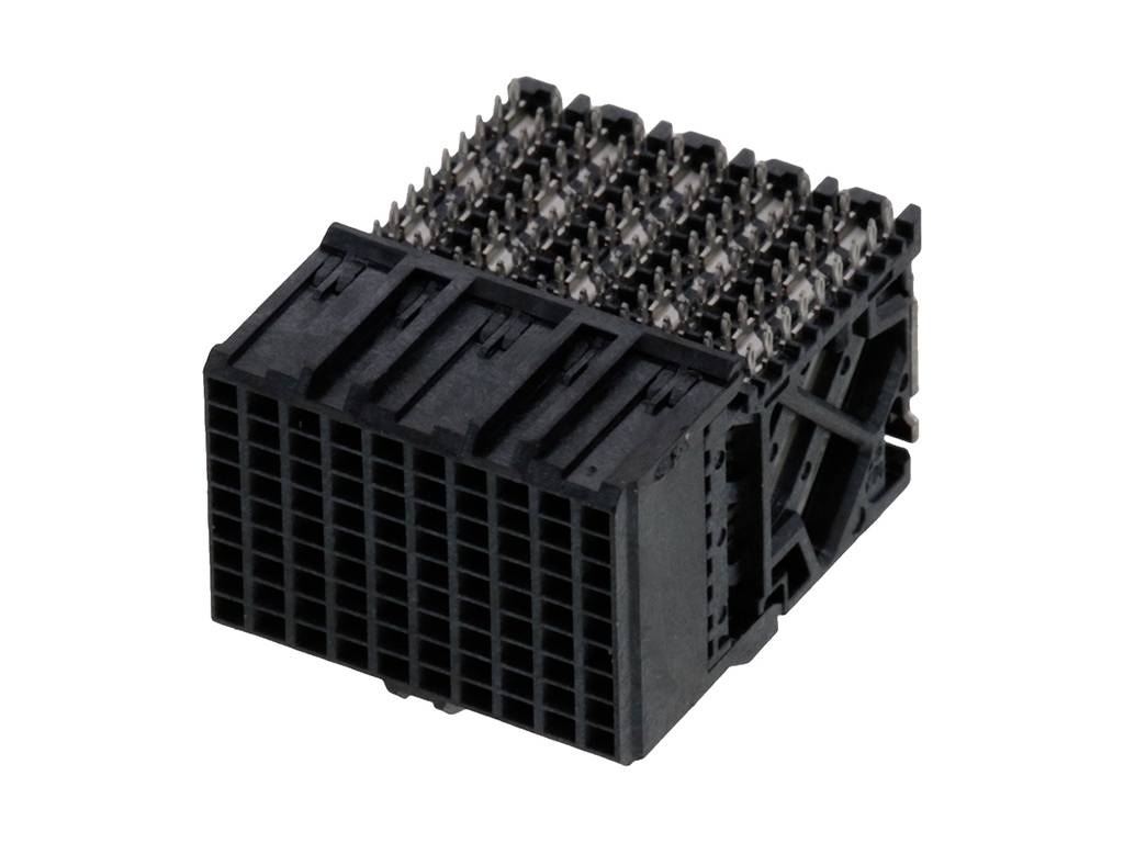 Čierny elektronický konektor s početným počtom kovových pinov, obdĺžnikového tvaru, používaný v elektronických zariadeniach na prenos dát.