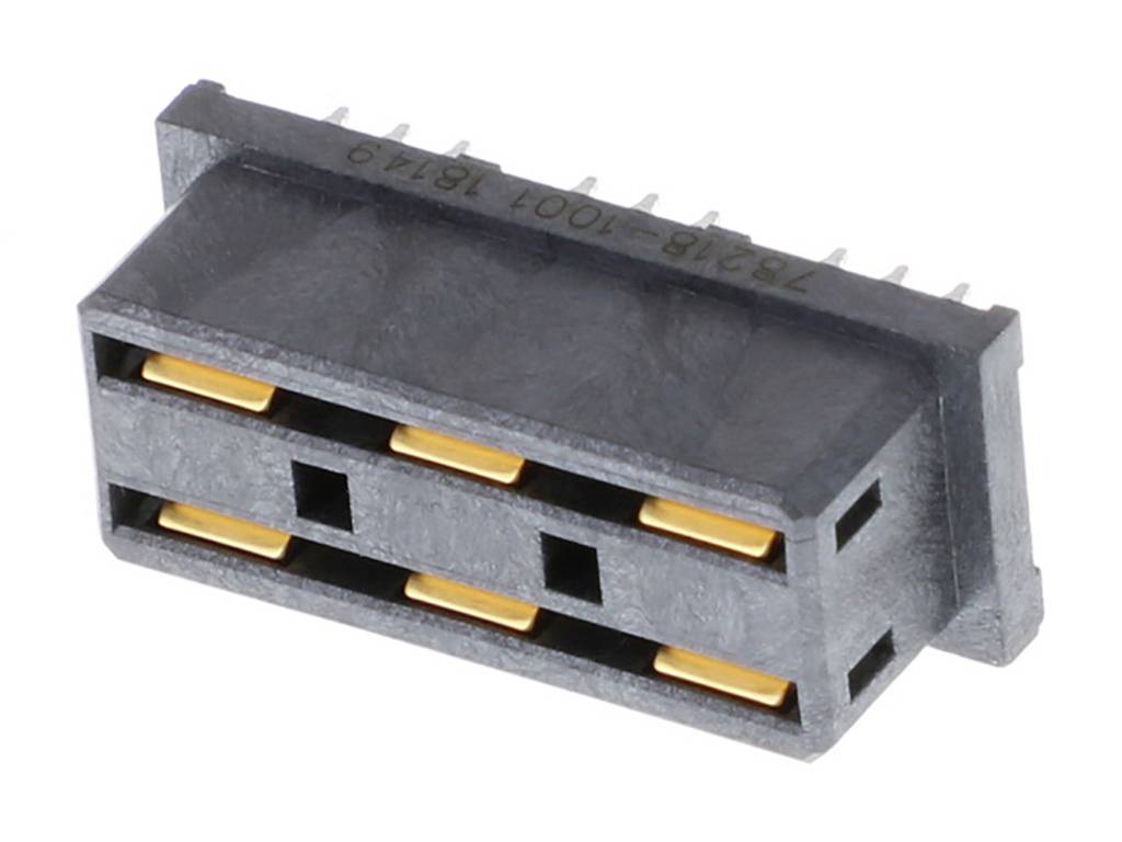 Sivý elektrický konektor so zlatými kontaktmi, umiestnený vodorovne. Vhodný pre elektronické zariadenia.