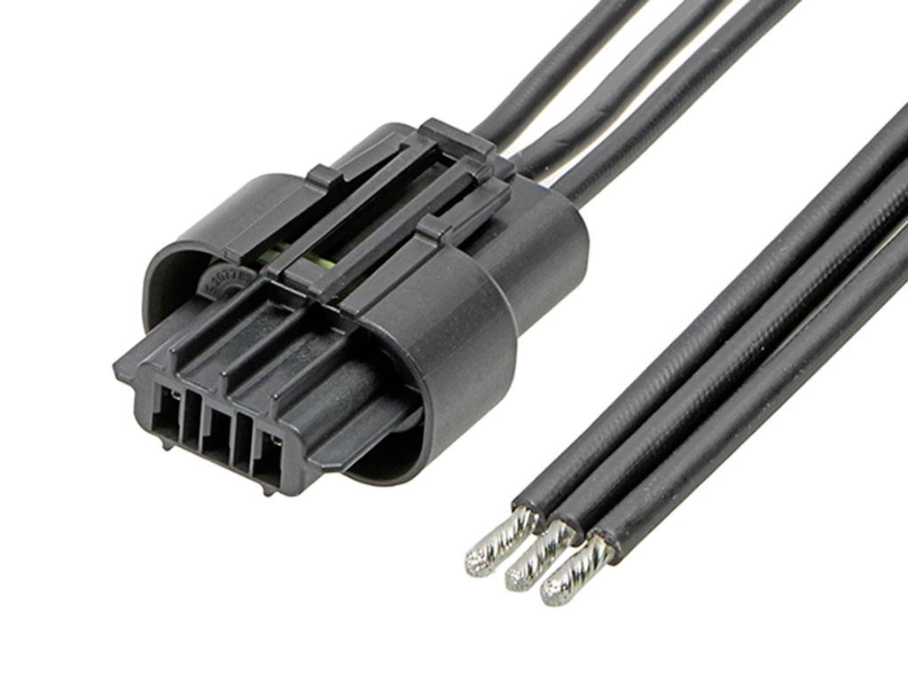Čierny elektrický konektor s tromi vodičmi v detailnom zábere. Konektor má päť otvorov a zobrazuje kovové konce vodičov.