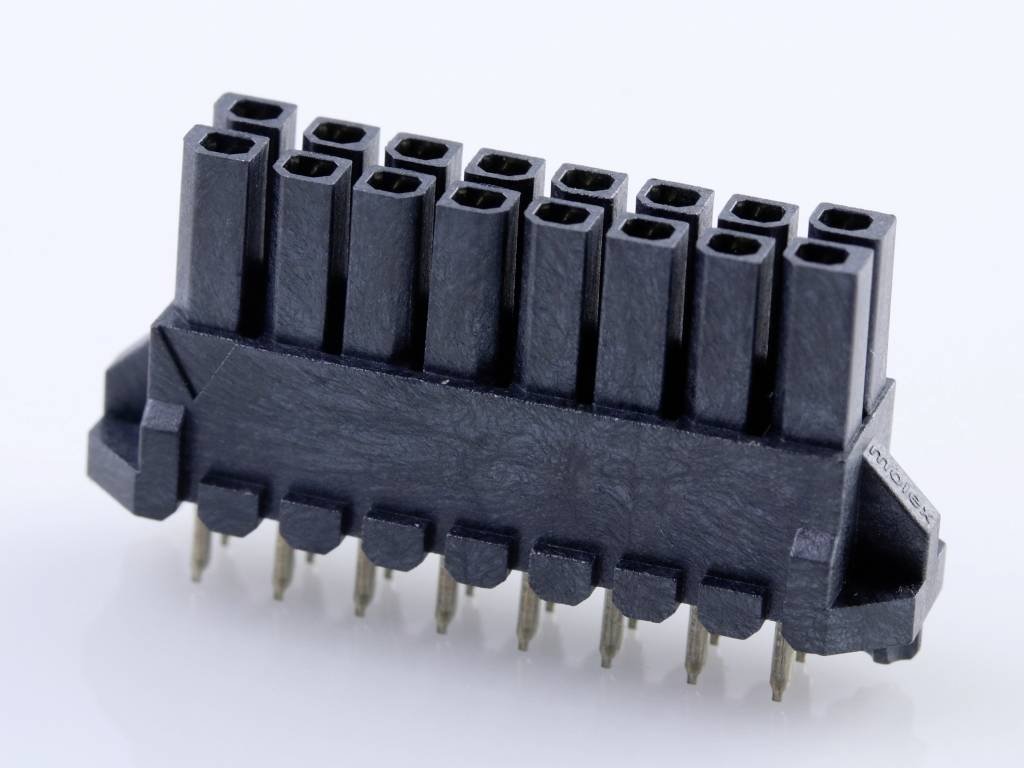 Čierny elektrický konektor s viacerými kolíkmi, ktorý stojí vzpriamene. Vhodný na prepájanie elektronických obvodov.