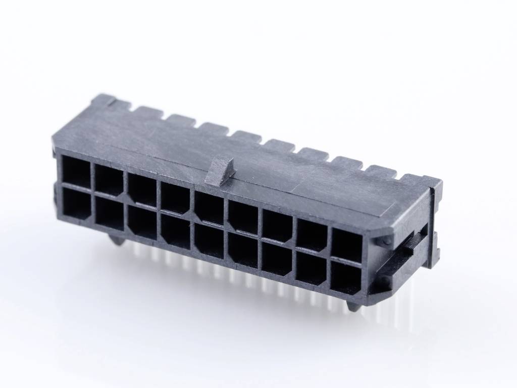 Detailný záber čierneho 20-pinového elektronického konektora, uloženého na boku na bielom pozadí.