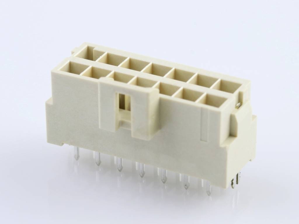 Béžový elektronický zástrčkový konektor s viacerými kolíkmi, používaný pre pripojenia v zariadeniach alebo elektrických obvodoch, na bielom pozadí.