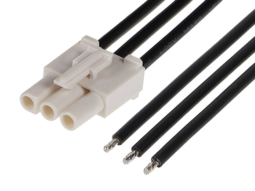 Trojpólová elektrická zástrčka s čiernymi vyčnievajúcimi káblami. Konce káblov sú otvorené a odhalujú jednotlivé drôty.