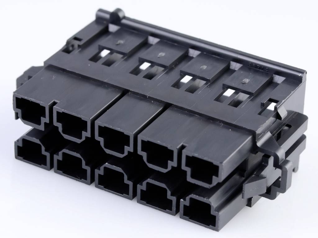 Čierny, obdĺžnikový konektor s viacerými obdĺžnikovými portami v dvoch radoch. Používaný pre elektronické prepojenia.