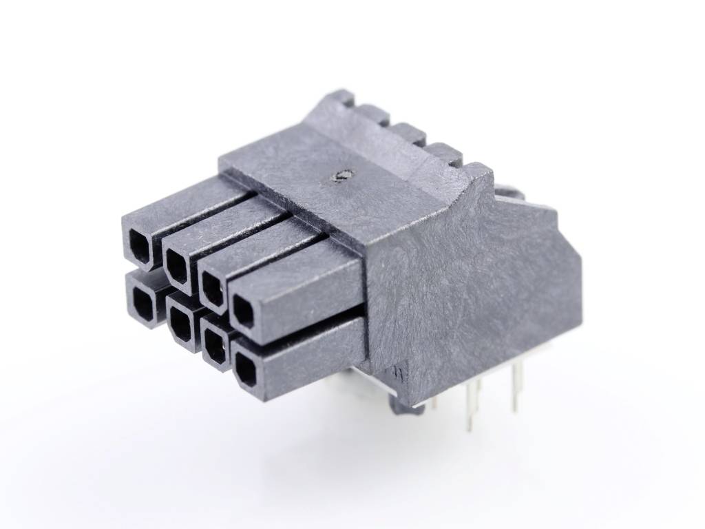 Čierny šesťpólový elektronický konektor na bielom pozadí, jasne ukazujúci svoje obdĺžnikové kontakty.