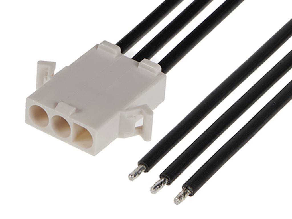Trojpólová zástrčka s čiernymi káblami, vhodná pre elektrické zapojenia.