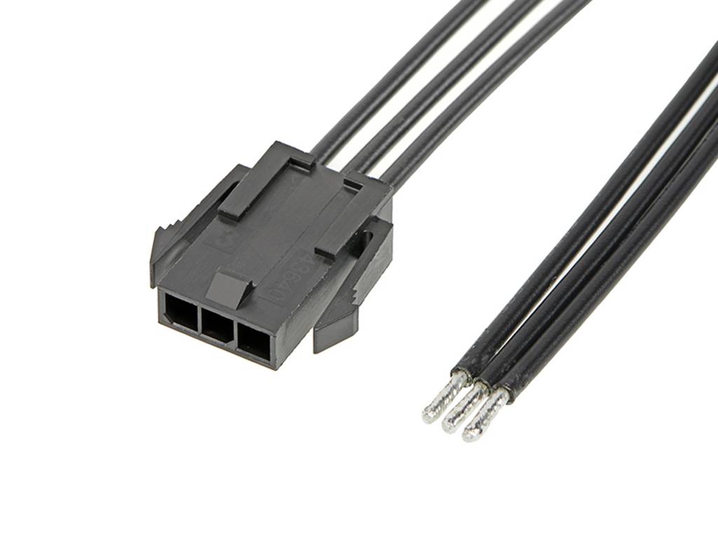 Čierny trojpólový konektor s tromi pripojenými káblami pre elektrické prepojenia, zameraný na koncovú časť pripojenia.