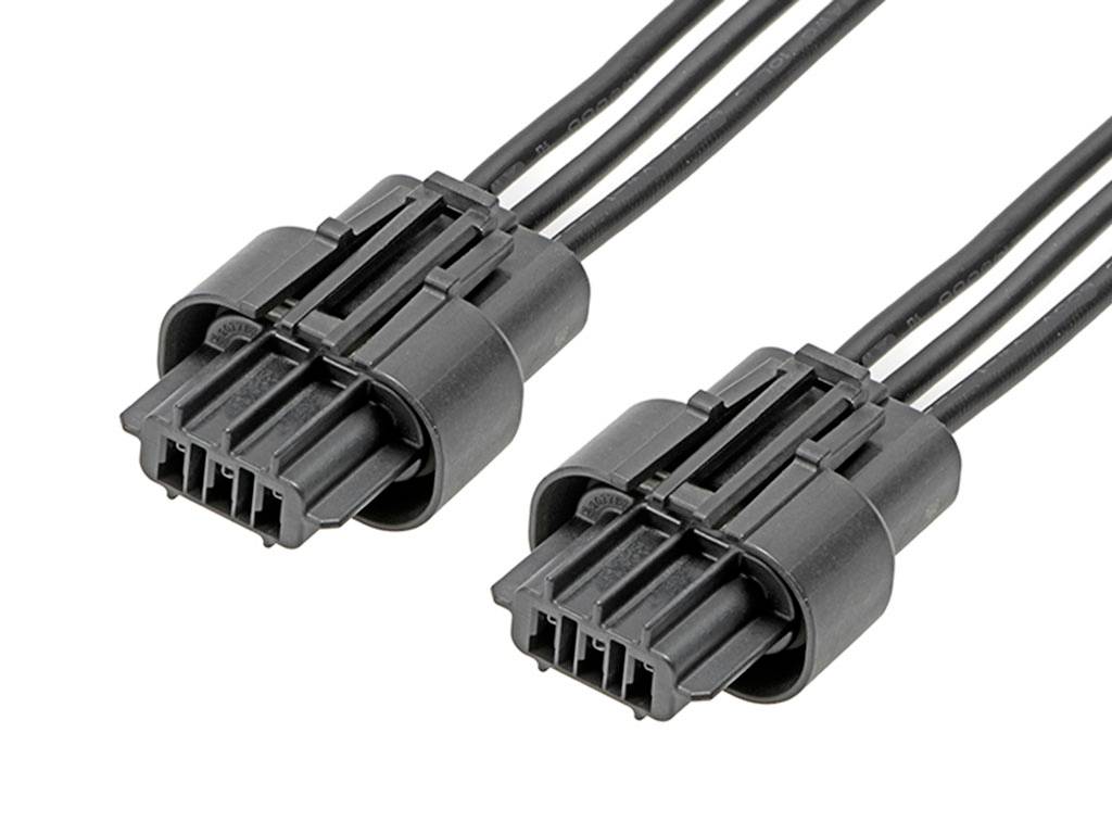 Dva čierne zástrčky s niekoľkými káblami, ktoré ležia paralelne. Sú navrhnuté na pripojenie elektronických zariadení.