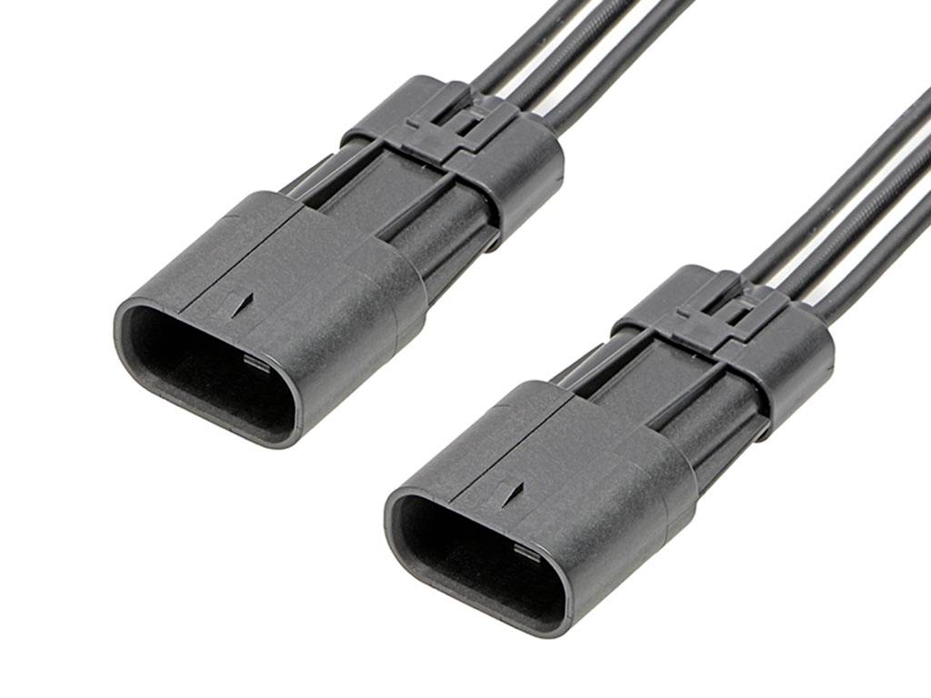 Dva čierne elektrické zástrčky s káblami, ktoré vedú paralelne, na bielom pozadí.