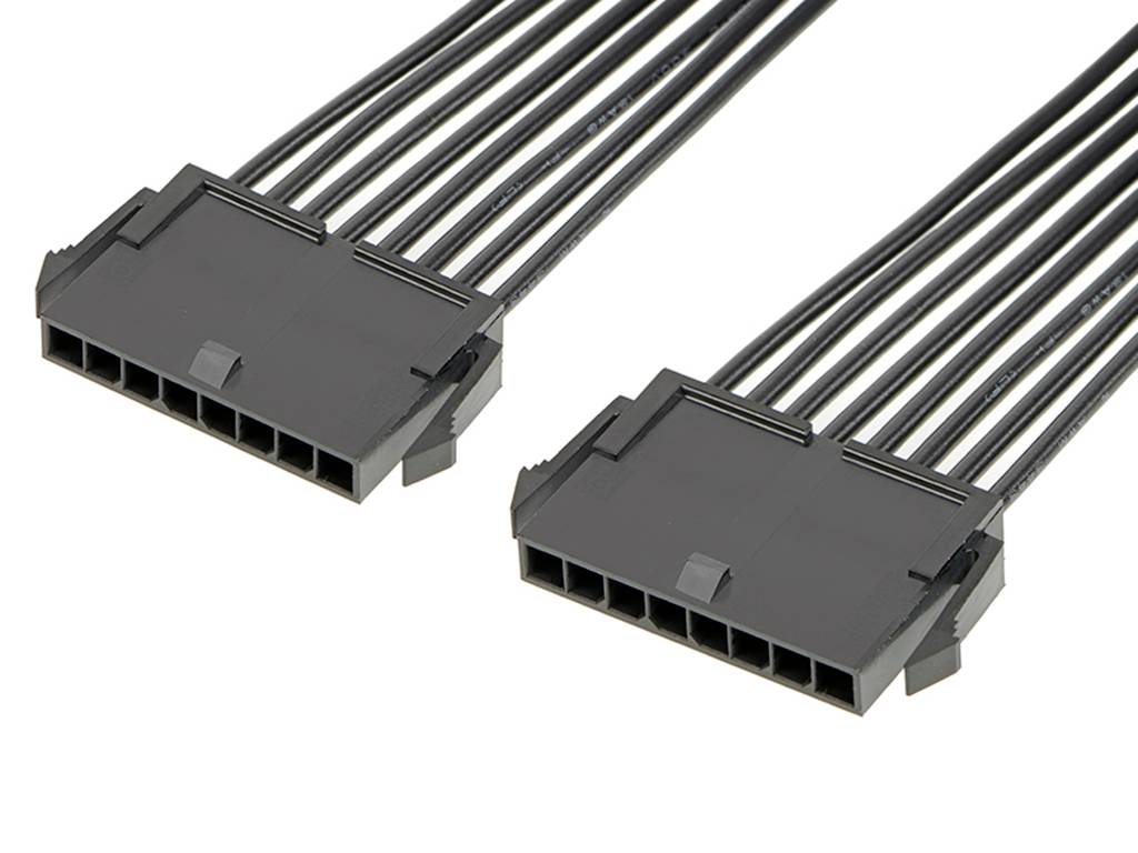 Čierne napájacie káble so šesťpolovými konektormi, ktoré sa dajú použiť pre komponenty počítača, ako napríklad grafické karty.