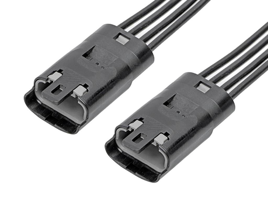 Dva čierne elektrické zástrčky, každá s troma drôtmi, usporiadané paralelne na bielom pozadí.