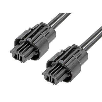 Čierne dvojpólové elektrické konektory vedľa seba, prepojené elektrickými káblami, na bielom pozadí.