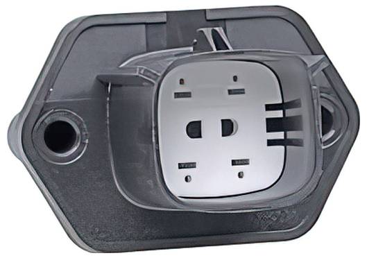 Zapustená vonkajšia elektrická zásuvka s ochranným krytom je zatvorená. Zásuvka má tri otvory a uzemnené prevedenie.