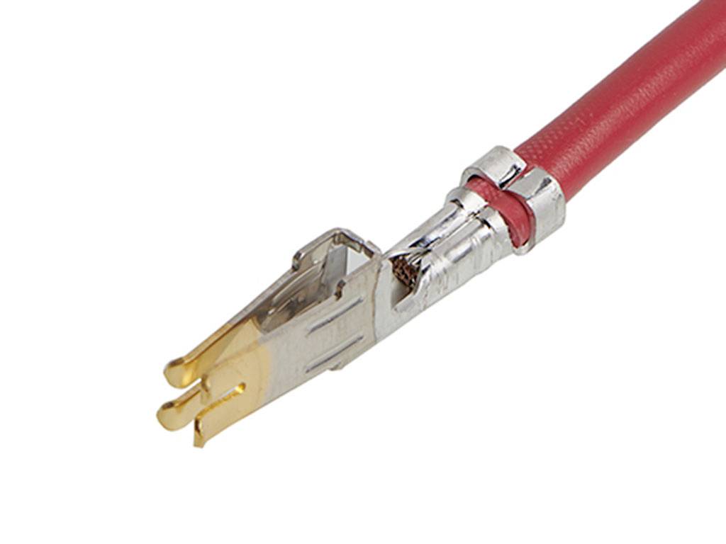 Červený konektor kábla s kovovým kontaktom, pravdepodobne určený pre elektrické prepojenia, na bielom pozadí.
