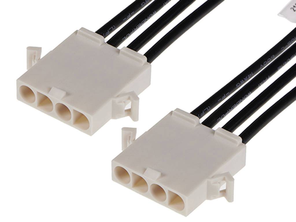 Dva biele trojpólové konektory s čiernymi káblami. Sú usporiadané rovnobežne a zjavne sú určené na elektrické pripojenie.