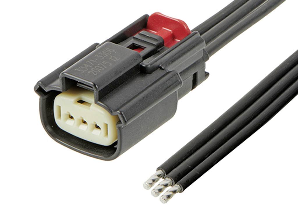 Čierno-červená elektrická zástrčka s tromi káblami, zobrazená z bočného pohľadu s odhalen6mi koncami drôtov, pripravená na pripojenie.