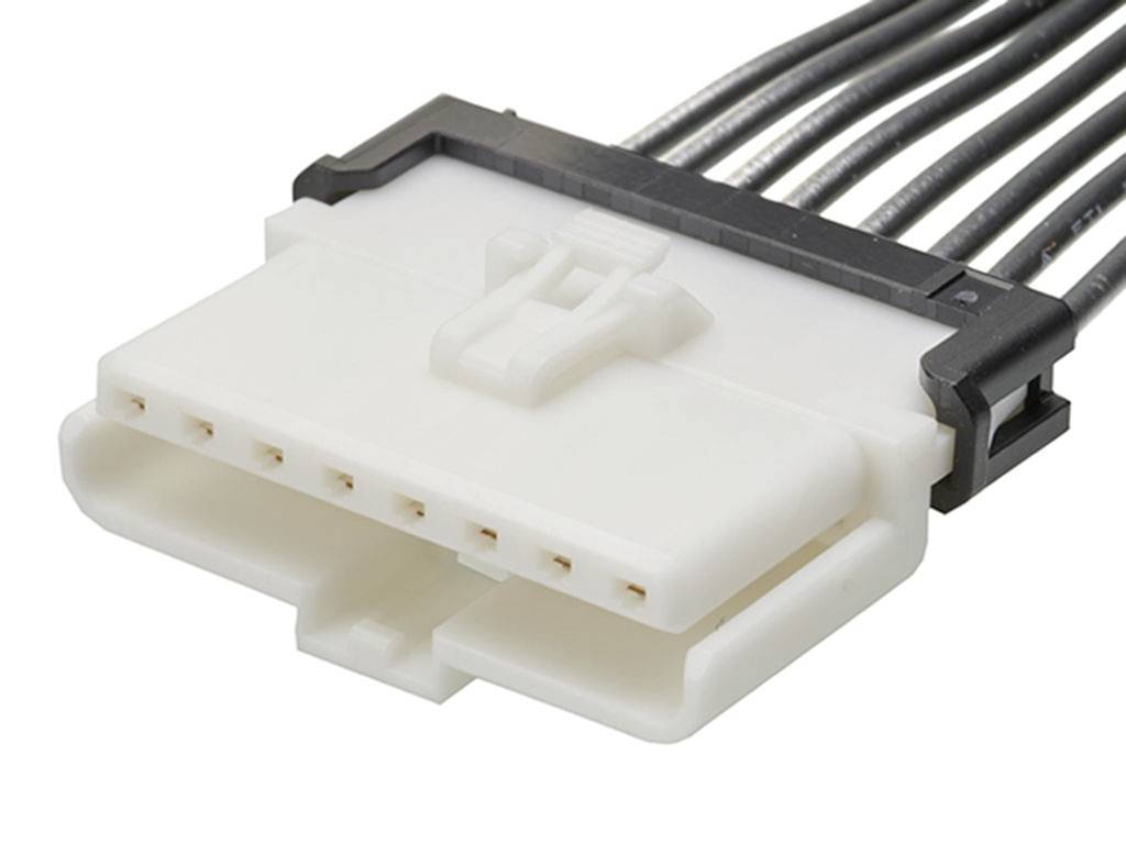 Biely viacpólový konektor s viacerými čiernymi káblami, vhodný pre elektronické prepojenia.