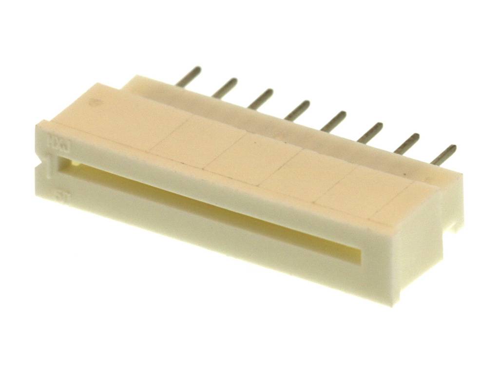 Biely elektronický konektor s viacerými kovovými kolíkmi, vhodný na prepojenie elektrických obvodov na doske plošných spojov.