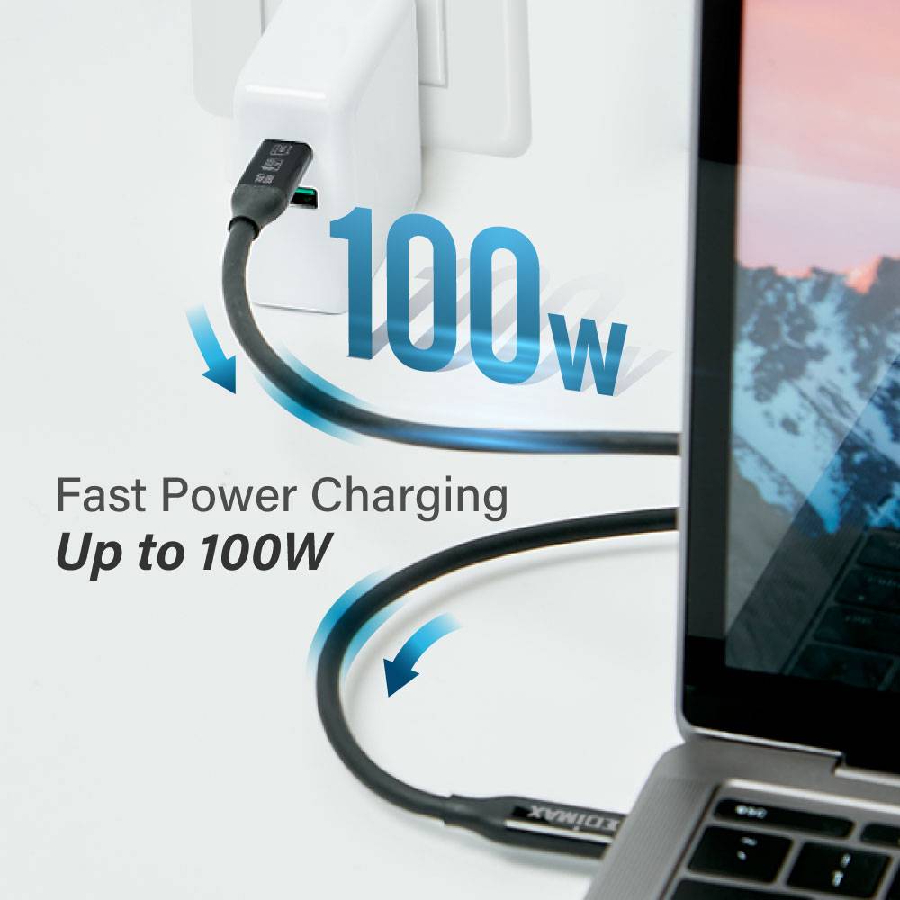 Nabíjačka v elektrickej zásuvke s káblom pripojená k laptophu. Text: Rýchle nabíjanie až do 100W. Modré šípky znázorňujú tok elektrického prúdu.