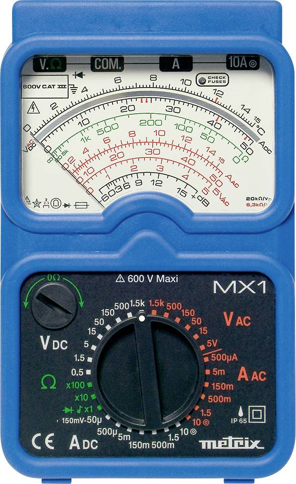 Analógový multimeter so stupnicami pre napätie (V), prúd (A) a odpor (Ω). Otočný gombík na výber módu. Modrý kryt.