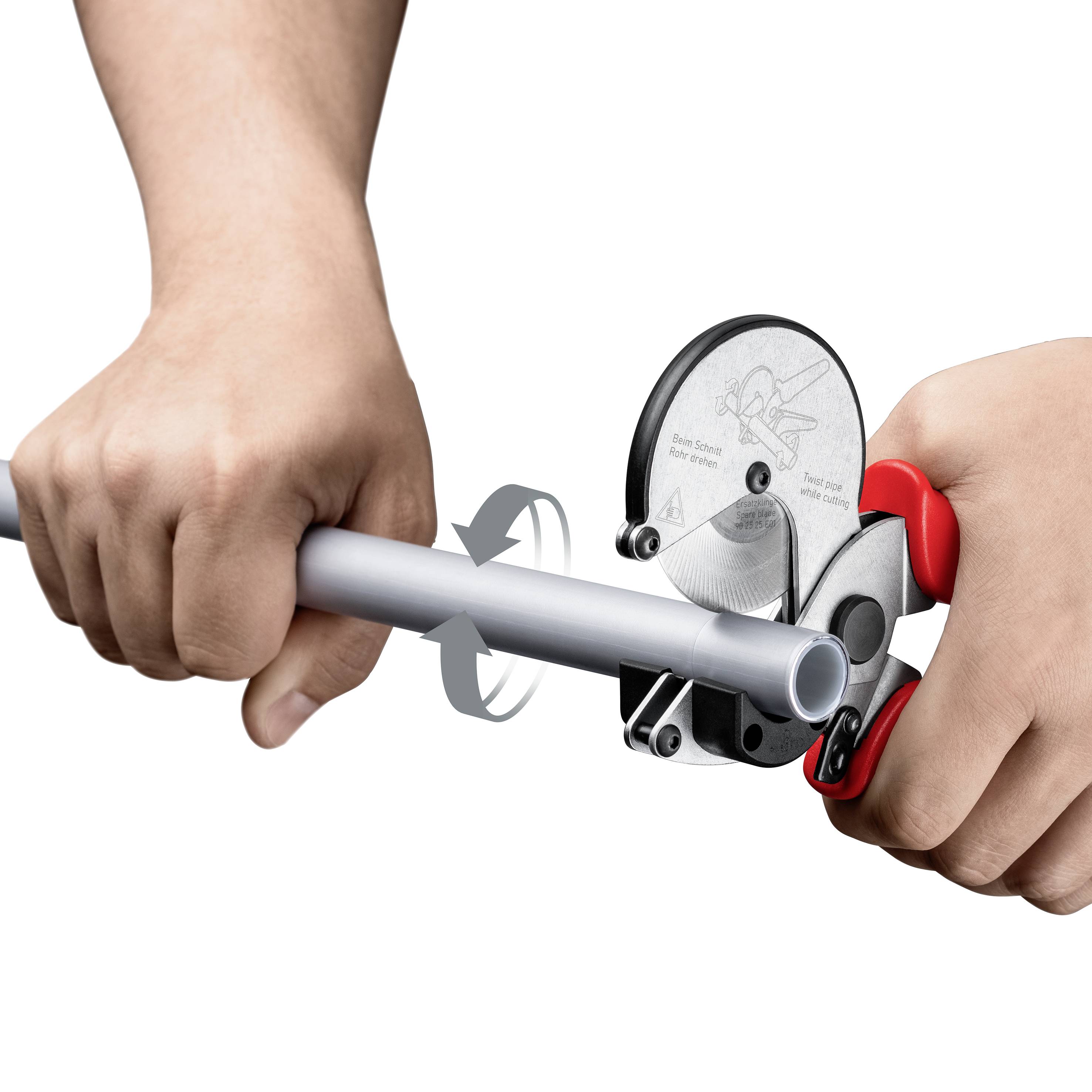 Osoba používa manuálny rezací nástroj na potrubie, aby odrezala kovové potrubie. Nástroj zobrazuje smerové šípky pre smer rezania.