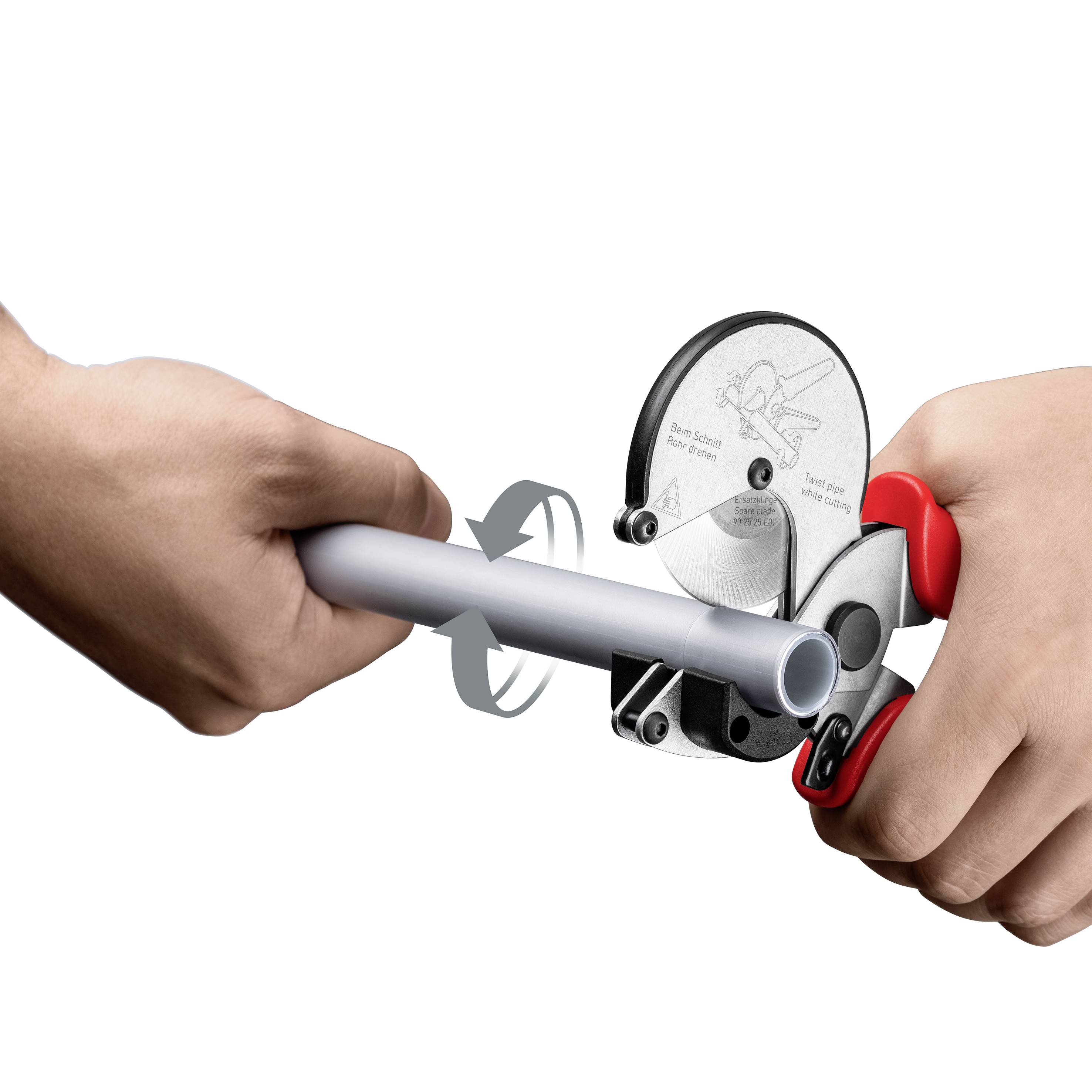 Dve ruky používajú rohové kliešte na rezanie plastového potrubia. Pravá ruka tlačí na rukoväť klieští.