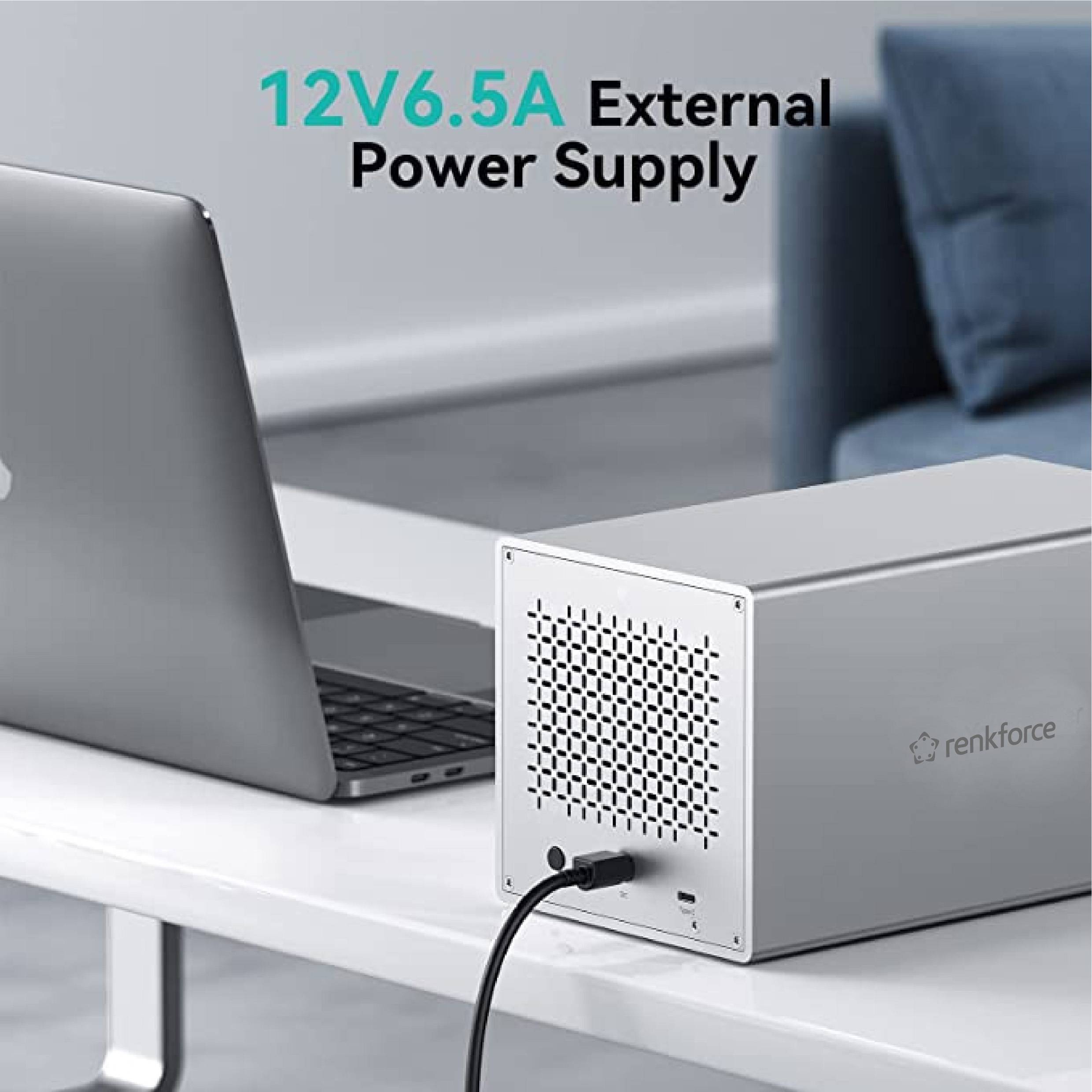 Externý napájací zdroj vedľa notebooku. Nápis: '12V 6.5A externý napájací adaptér'.