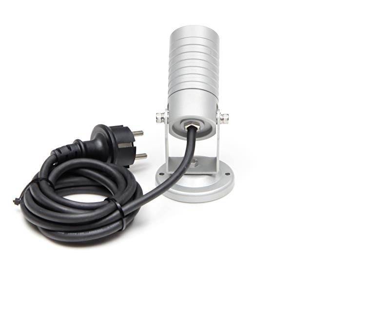 Valcový strieborný reflektor s káblom a zástrčkou. Tento reflektor je samostatne stojaci a vhodný na rôzne osvetľovacie účely.