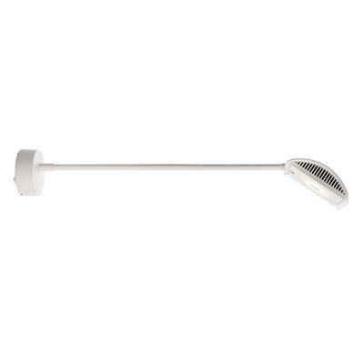 Nástenná lampa s dlhým bielym ramenom a nastaviteľnou obdĺžnikovou svietiacou hlavicou, vhodná pre cielenené osvetlenie.