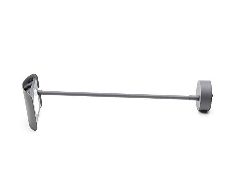 Čierne nástenné svietidlo s dlhým, úzkym ramenom a plochým, obdĺžnikovým tienidlom. Navrhnuté v modernom štýle.