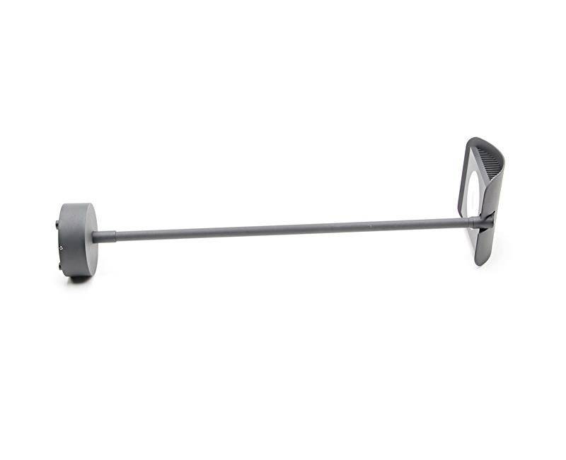 Dlhý, sivý nástroj s rukoväťou a obdĺžnikovým koncom, pravdepodobne používaný na čistenie alebo natieranie.