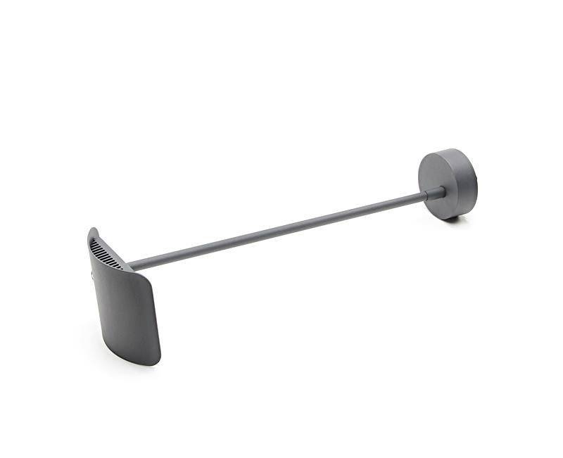 Sivá, moderná nástenná lampa s dlhým, horizontálnym ramenom a plochým, obdĺžnikovým tienidlom smerujúcim nadol.