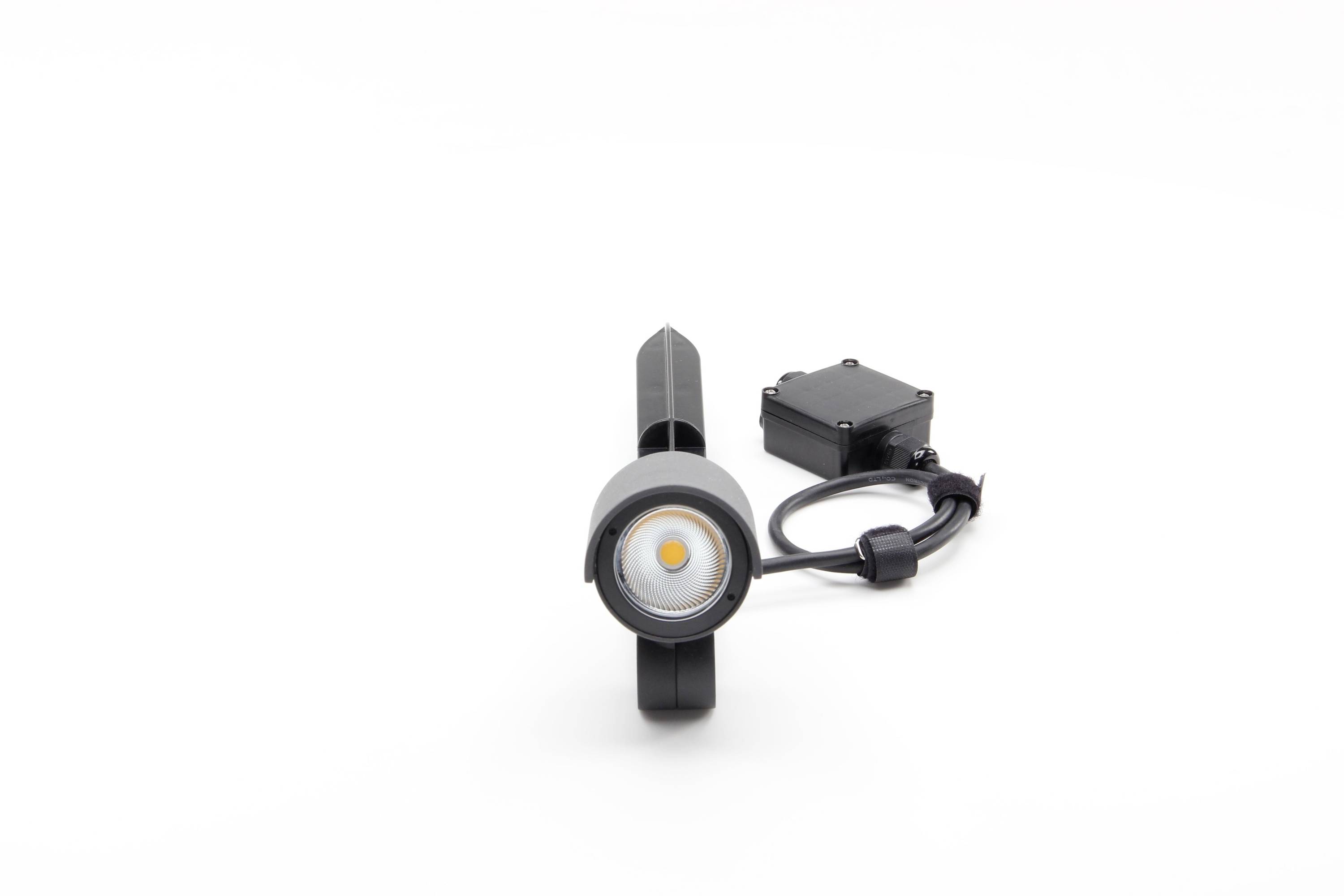 Vonkajší reflektor so zemným kolíkom a káblom, vhodný pre záhradné osvetlenie.