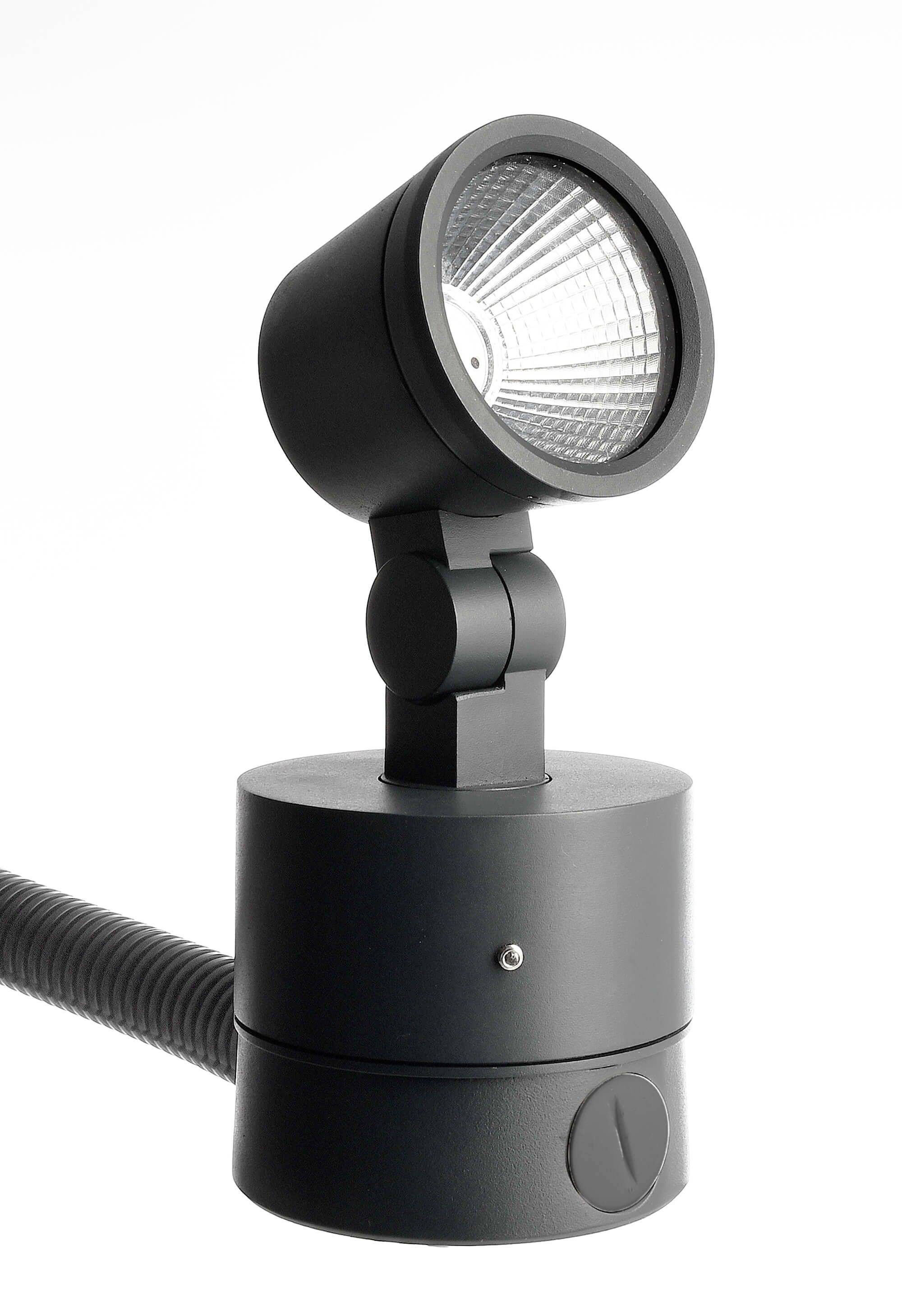 Čierny LED reflektor s nastaviteľnou hlavou, namontovaný na kruhovej základni. Vhodný pre cielenú svetelnú projektáciu.