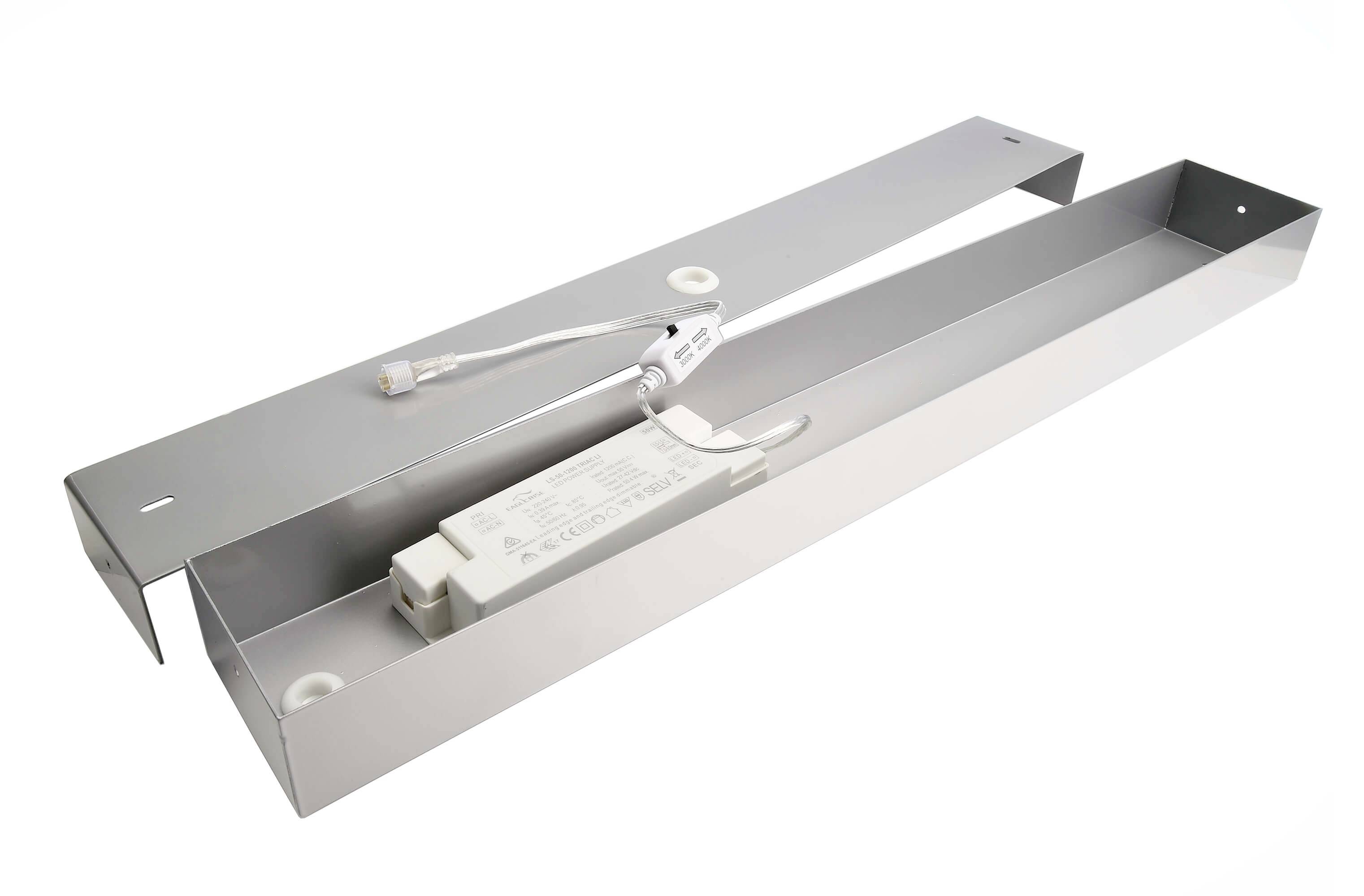 Strieborný kovový kryt s integrovanou elektrickou súčiastkou a káblovým pripojením, pravdepodobne určený na osvetľovacie účely.