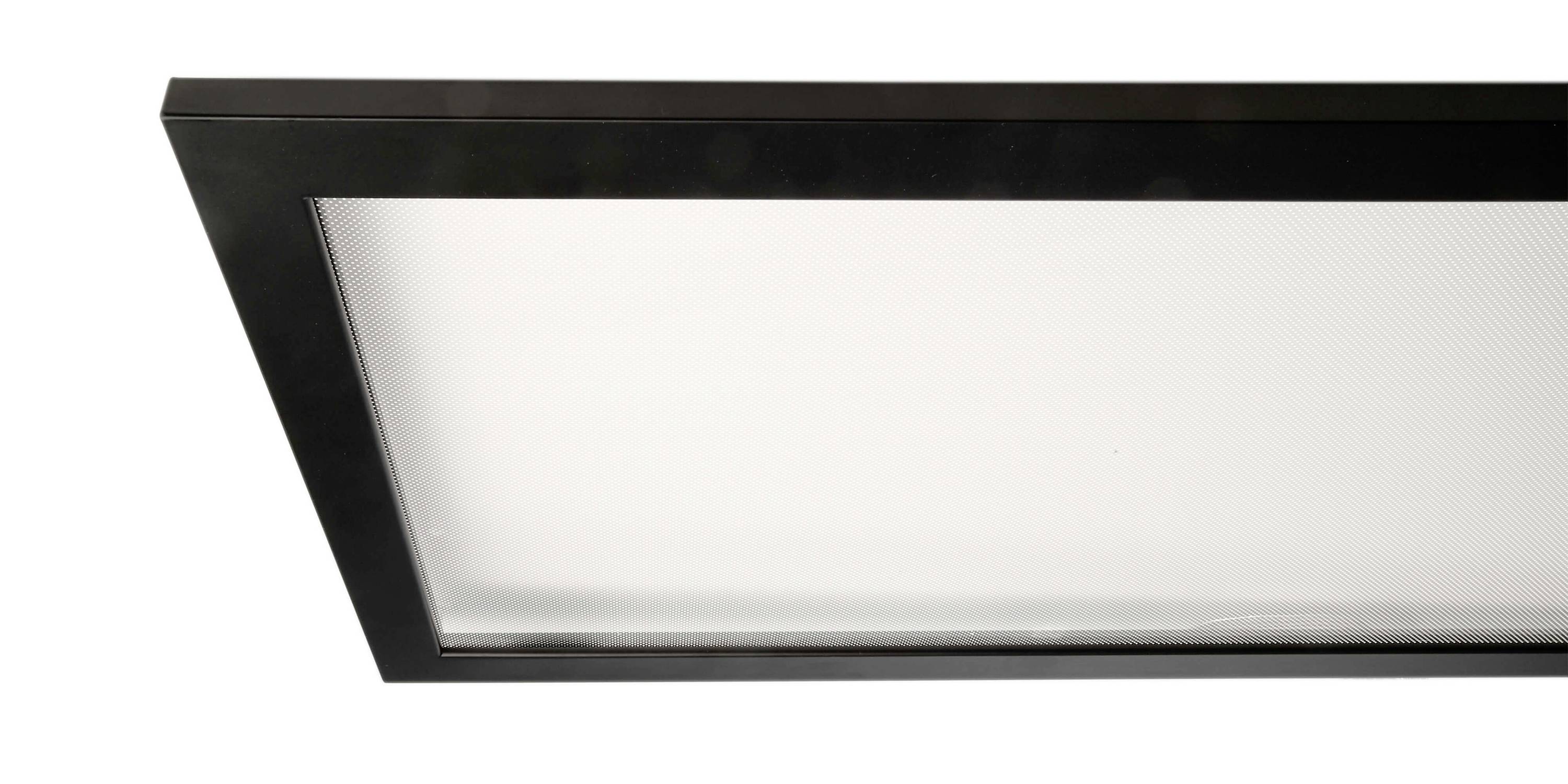 Čierny štvorcový svetelný box s bielym difúzorom, fotografovaný diagonálne z ľavého horného rohu do pravého dolného rohu.