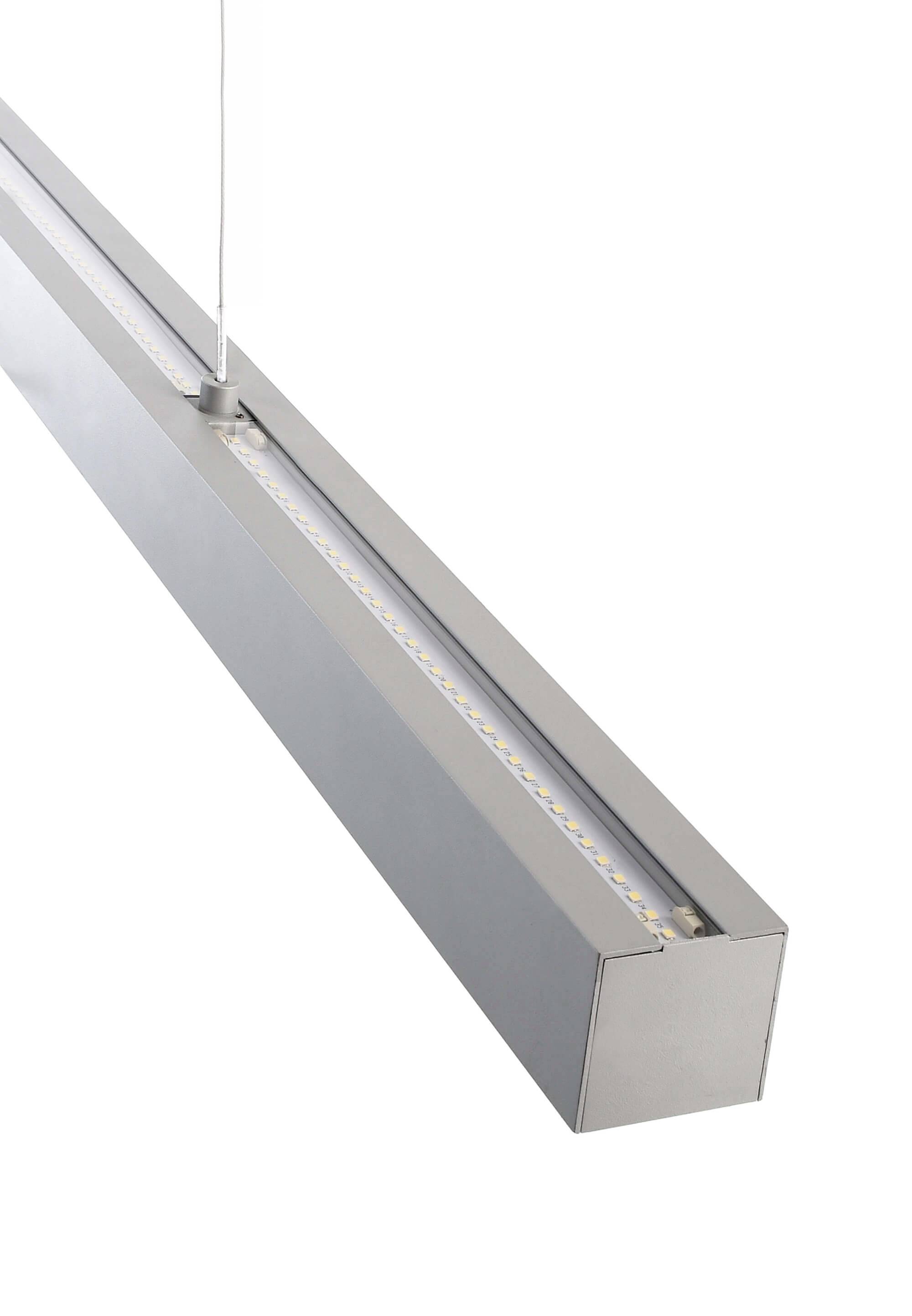 Moderná LED závesná lampa obdĺžnikového tvaru, so strieborným púzdrom, viditeľným svetelným zdrojom, upevnená na drôtenej konzole.