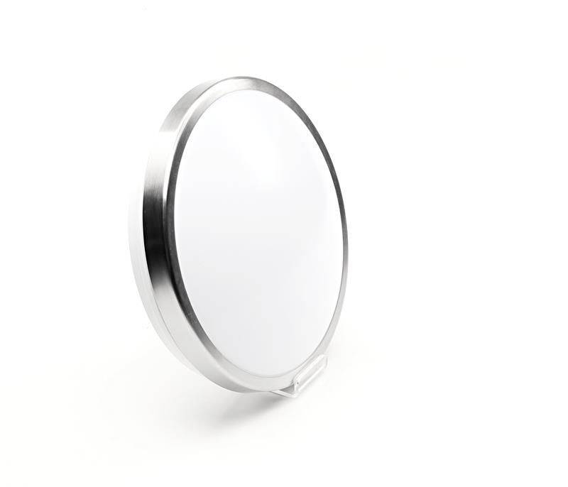 Okrúhle zrkadlo so strieborným rámom a mierne naklonenou podstavou na bielom pozadí.