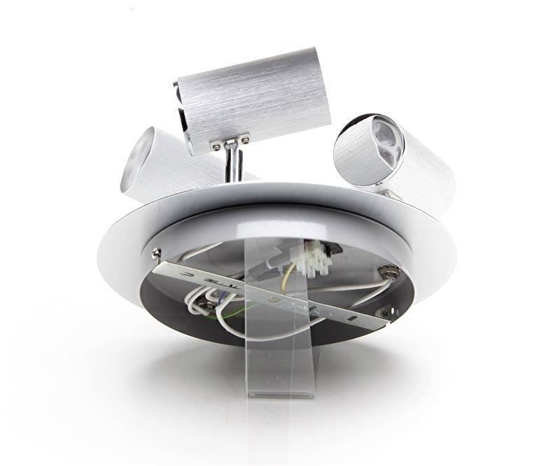 Stropné kovové svietidlo s tromi nastaviteľnými valcovitými reflektormi na okrúhlej základni, moderné a funkčné.