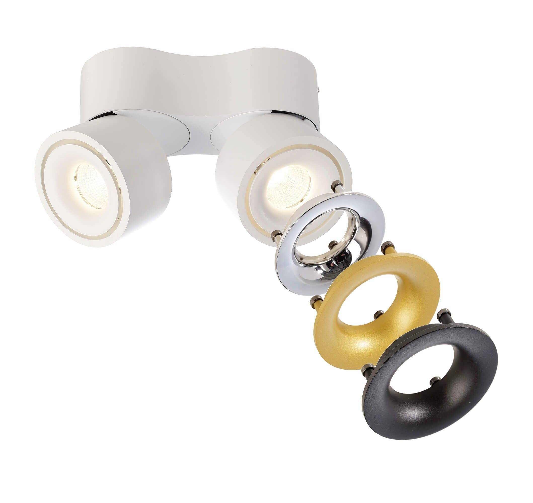 Stropné bodové svietidlo s dvoma nastaviteľnými svetlometmi; obsahuje vymeniteľné prstence v striebornej, zlatej a čiernej farbe na prispôsobenie štýlu.