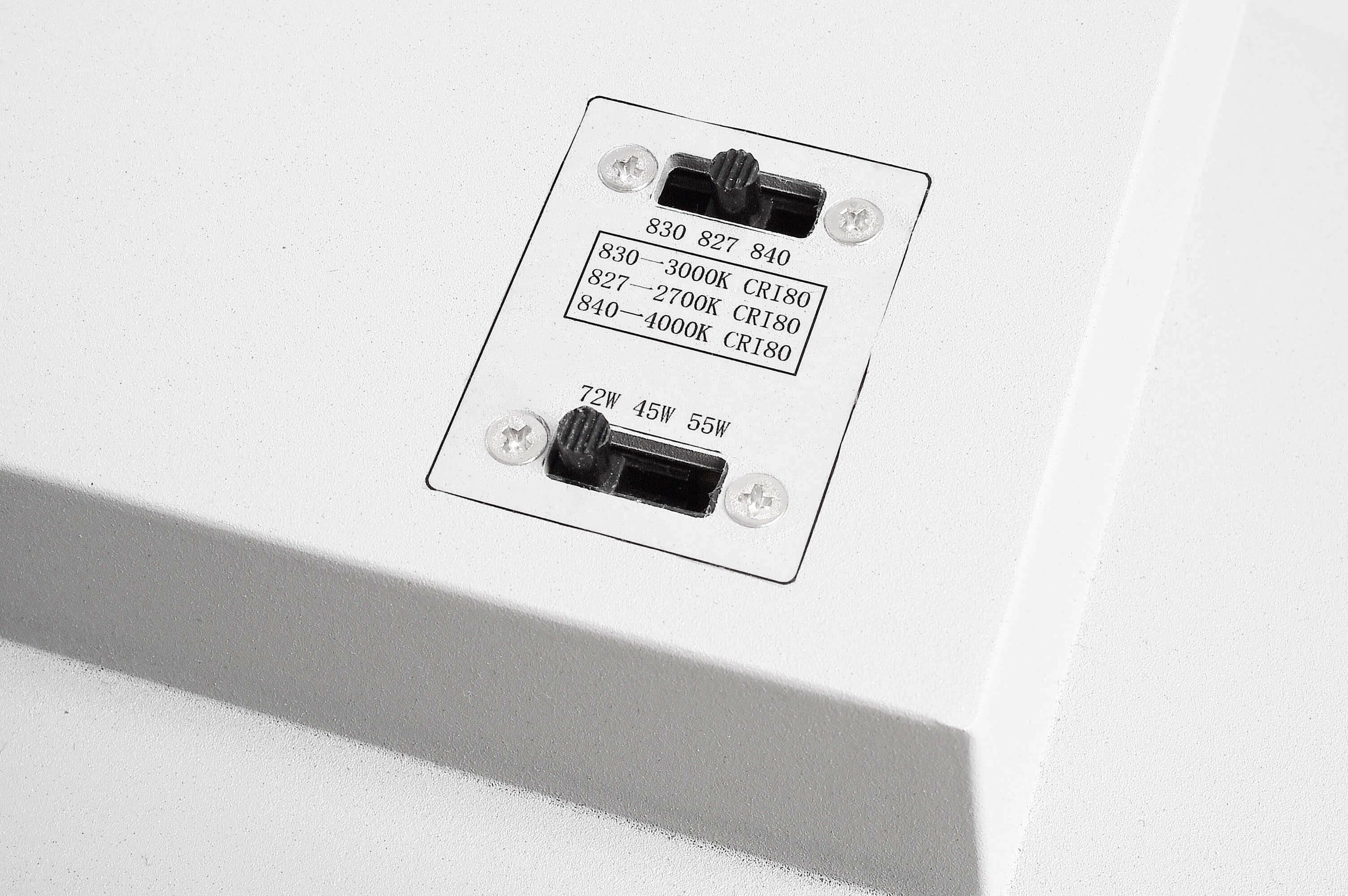 Ovládací panel na bielom povrchu s tromi posuvnými prepínačmi. Popisy označujú rôzne nastavenia pre CRI a watty.