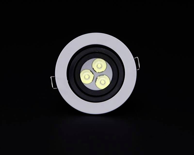 LED podhľadový reflektor s tromi svietiacimi diódami na čiernom pozadí, okrúhle biele púzdro.