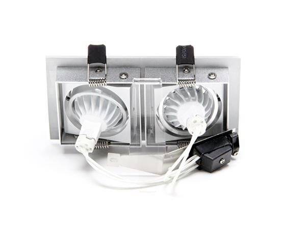 Dva úsporné LED podhľadové reflektory so strieborným krytom a bielymi káblovými prepojeniami, pohľad zozadu.